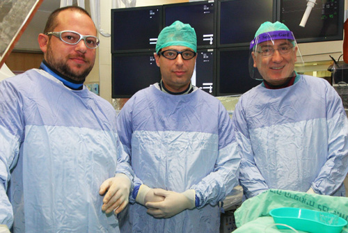 מימין לשמאל: פרופ' לאנפרואה גרציאני, ד"ר איגור קוגן וד"ר מקסים ליידרמן (צילום: פיוטר פליטר, באדיבות דוברות רמב"ם)