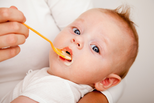 להאכיל תינוק (אילוסטרציה)