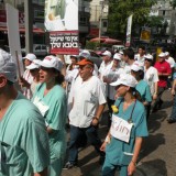רופאי המרכז הרפואי 'וולפסון' קיימו בצעדת מחאה בעיר חולון (צילום: ברק נונא)