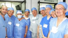 פרופסור איאן גרלנק מרמב"ם (משמאל) בחברת חלק ממשתתפי הסדנה לרופאי גסטרו באקוודור (צילום: פרטי)