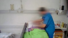 מתוך קטע הווידיאו שתיעד חשד להתעללות במטופלת (צילום מסך)