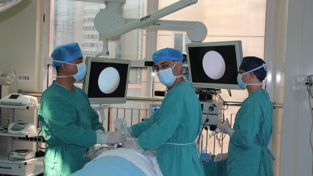 ד"ר שריף עריידה במהלך ההשתלמות בבית החולים בשנגחאי (צילום: פרטי)